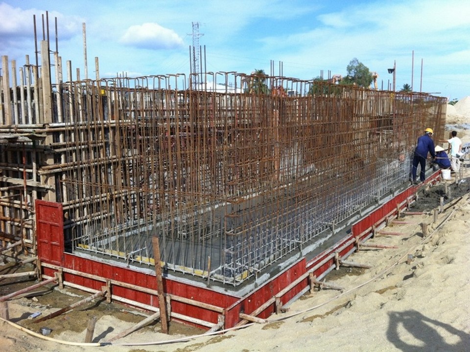 Thi cong ho bom Tram bom chinh.jpg